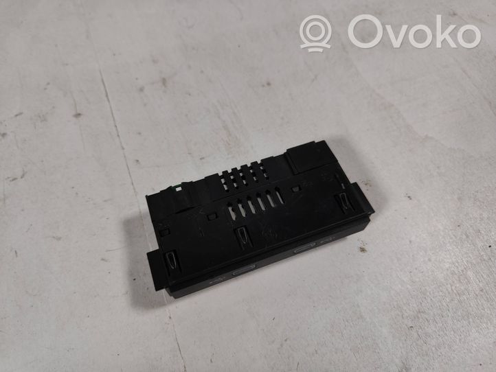 Volkswagen Golf VIII Connecteur/prise USB 5NA035736