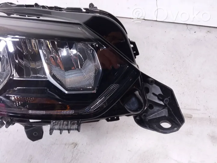 Peugeot 208 Lampa przednia 9833036180