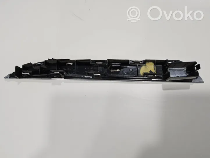 BMW 6 F12 F13 Listwa / Nakładka na błotnik przedni 7370397