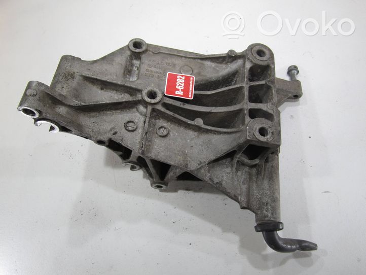 Volkswagen PASSAT B4 Supporto del generatore/alternatore 037903143E