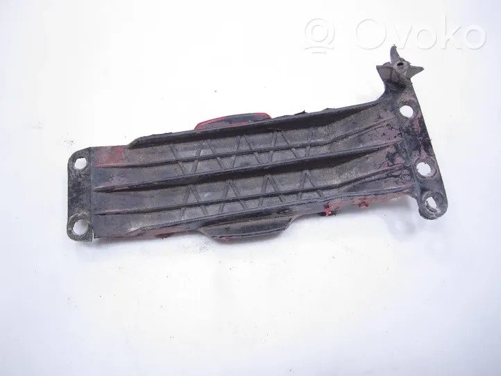 Volkswagen Golf III Support de montage de pare-chocs avant 1H0807177