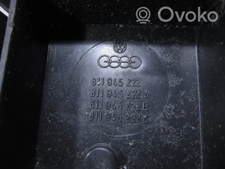 Audi 80 90 B2 Takavalon polttimon suojan pidike 811945222A