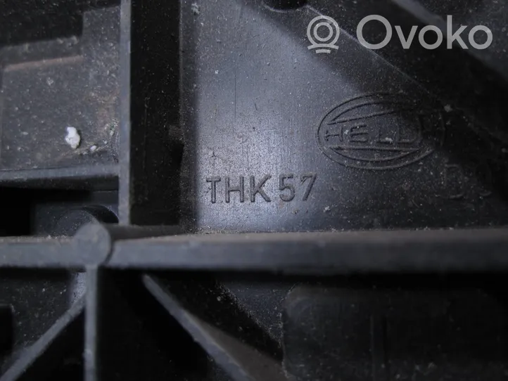 Audi 80 90 B2 Takavalon polttimon suojan pidike THK57