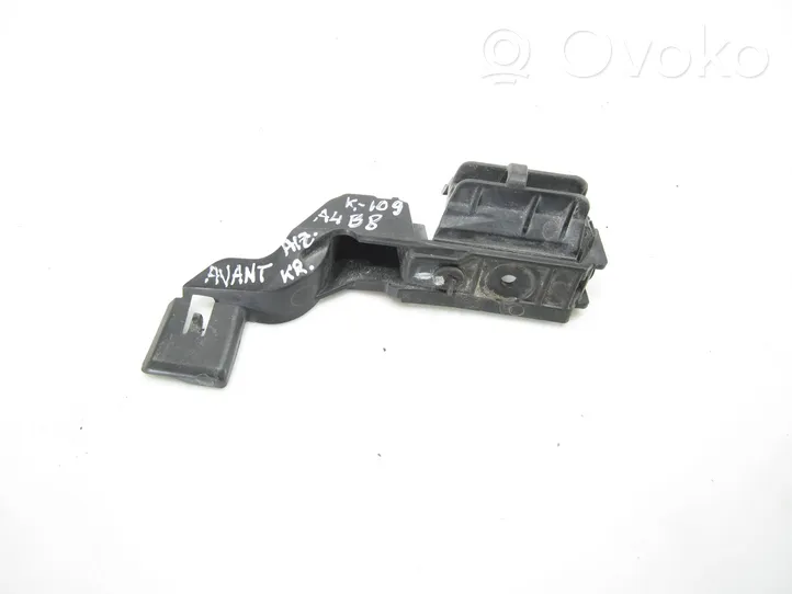 Audi A4 S4 B8 8K Staffa angolare del supporto di montaggio del paraurti 8K9807889B