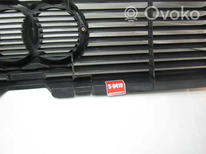 Audi 80 90 B2 Griglia superiore del radiatore paraurti anteriore 811853655C