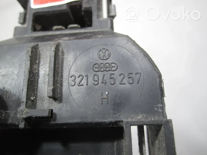 Volkswagen PASSAT B2 Takavalon polttimon suojan pidike 321945257