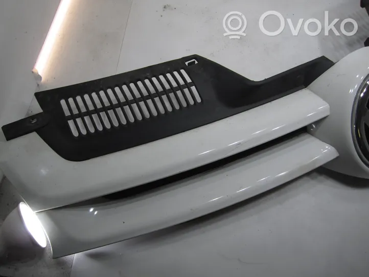 Volkswagen Golf V Front bumper upper radiator grill 