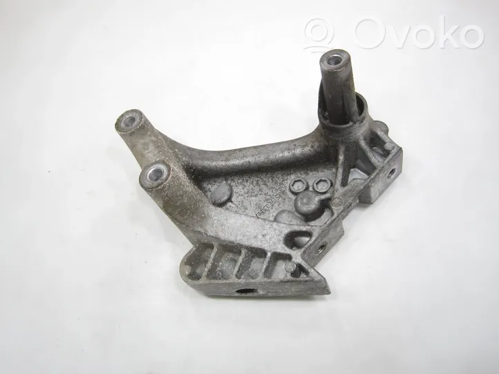 Volkswagen PASSAT B8 Engine mount bracket 04L199207