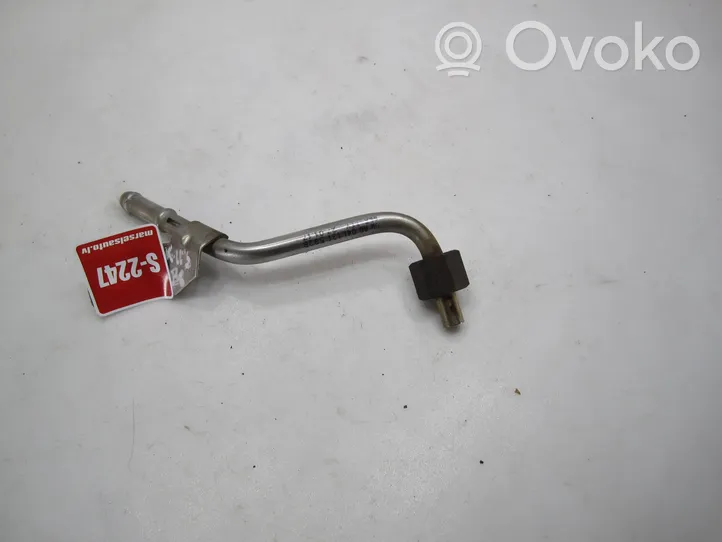 Volkswagen PASSAT B8 Tuyau d'alimentation conduite de carburant 04L131582B