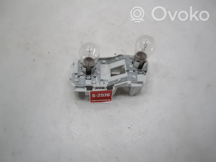 Audi A4 S4 B7 8E 8H Takavalon osa 484572