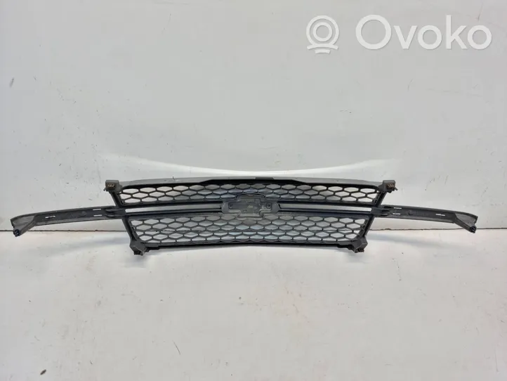 Chevrolet Silverado Grille calandre supérieure de pare-chocs avant 10373825