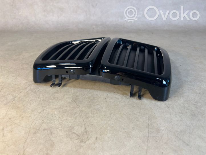 BMW 7 E23 Maskownica / Grill / Atrapa górna chłodnicy 51131916509