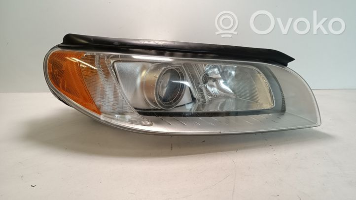 Volvo V70 Lampa przednia 31214348