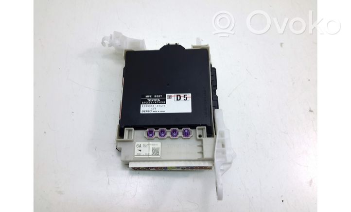 Toyota Prius (XW50) Module de fusibles 8273047530