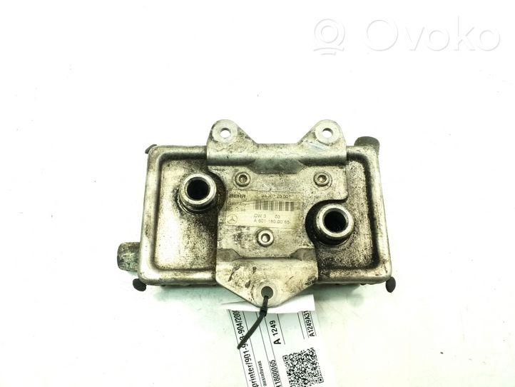 Mercedes-Benz Sprinter W901 W902 W903 W904 Supporto di montaggio del filtro dell’olio A6011800065