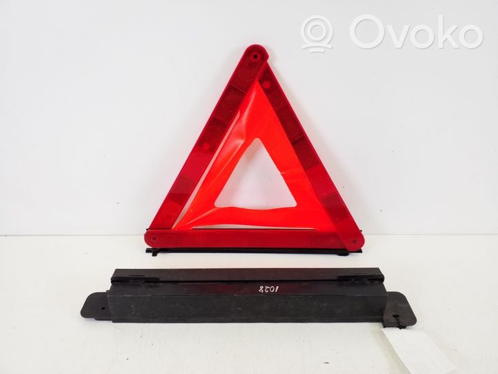 Mercedes-Benz A W168 Triangle d'avertissement A1688900597