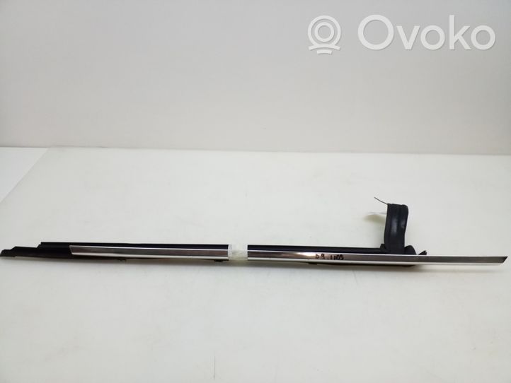 Mercedes-Benz CLS C219 Takaoven lista (muoto) A2196900480