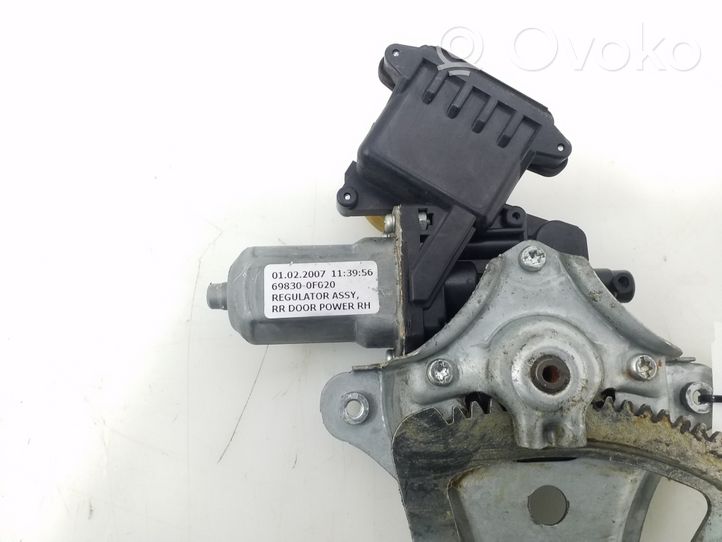 Toyota Corolla Verso AR10 Meccanismo di sollevamento del finestrino posteriore senza motorino 698300F020