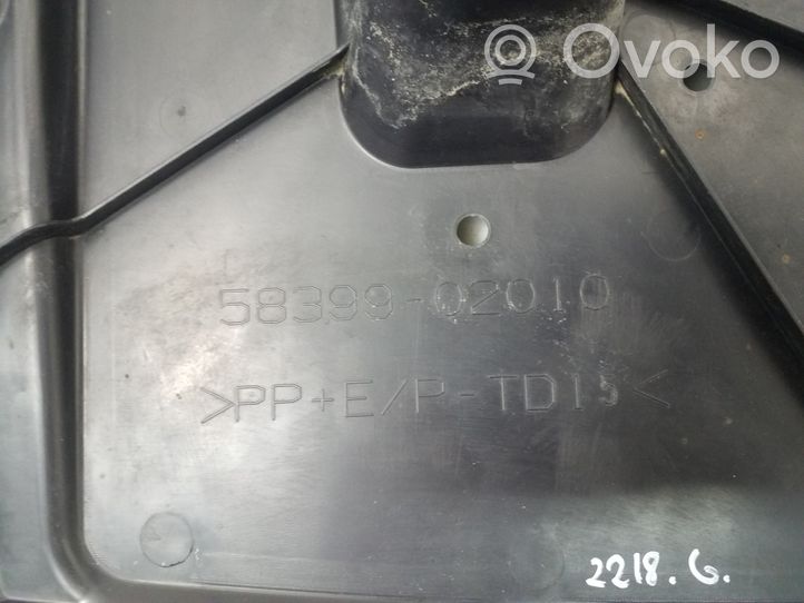 Toyota Auris 150 Osłona tylna podwozia pod bagażnik 5839902010