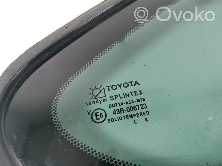 Toyota Avensis T220 Galinis šoninis kėbulo stiklas 