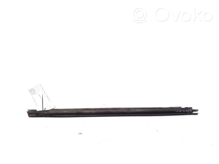 Toyota Avensis T270 Baguette moulure de porte arrière 68173-05100