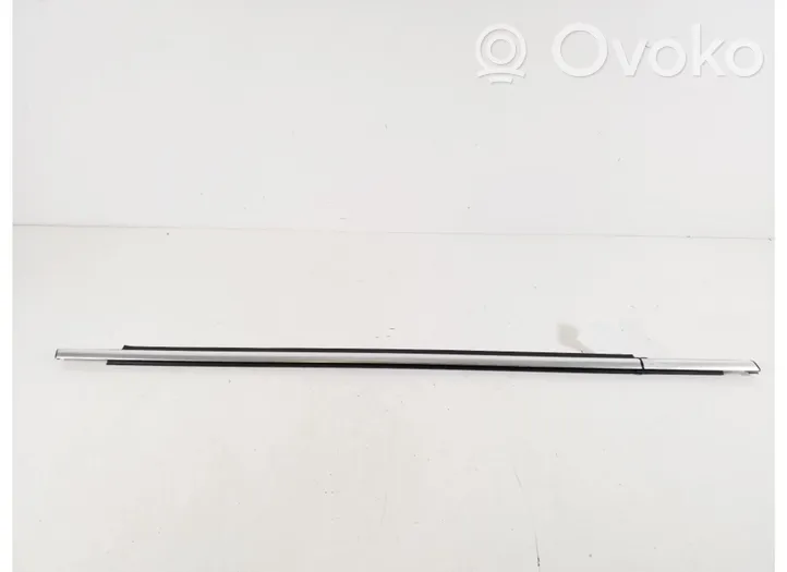 Volkswagen Tiguan Moulure de vitre de la porte avant 5N0837476E