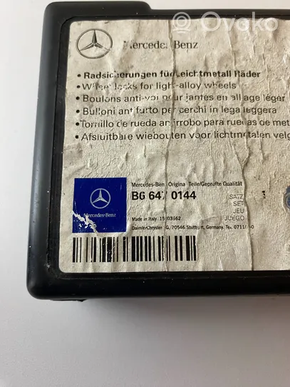 Mercedes-Benz E W211 Vanteiden varkaudenestomutterit ja avainhylsy B66470144