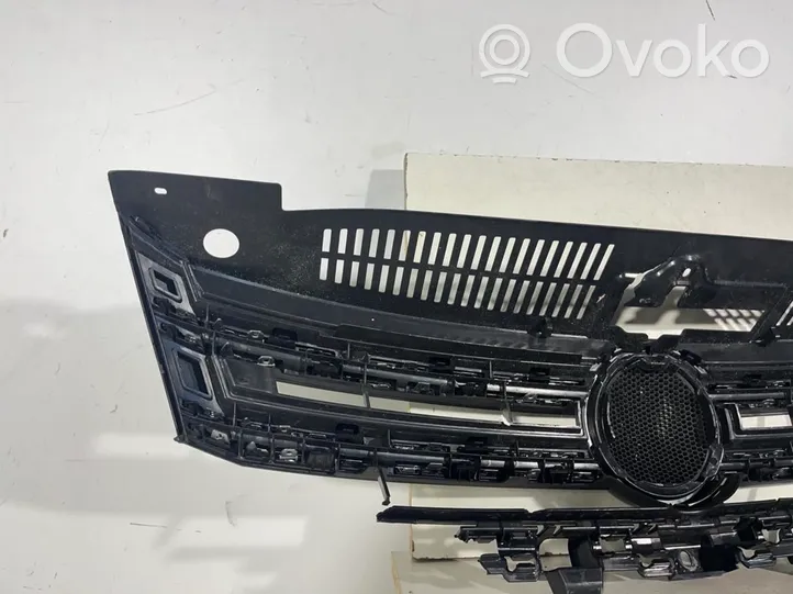 Volkswagen Tiguan Grotelės viršutinės 5N0853653E