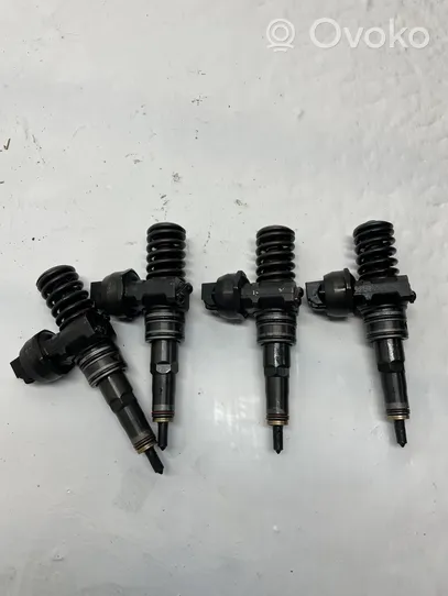 Volkswagen PASSAT B6 Injektoren Einspritzdüsen Satz Set 0414720215