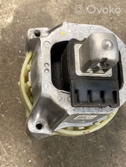 BMW 5 G30 G31 Supporto di montaggio del motore 6860491