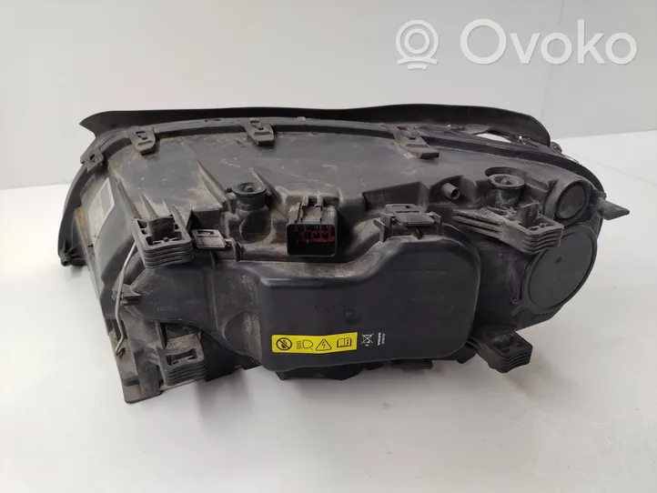 Volvo V70 Lampa przednia 31283916