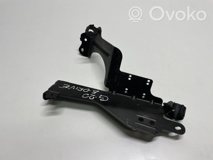 BMW 3 G20 G21 Kita variklio skyriaus detalė 6820736