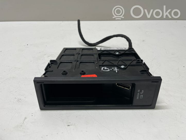 Volkswagen PASSAT B7 Connecteur/prise USB 5N0035342D