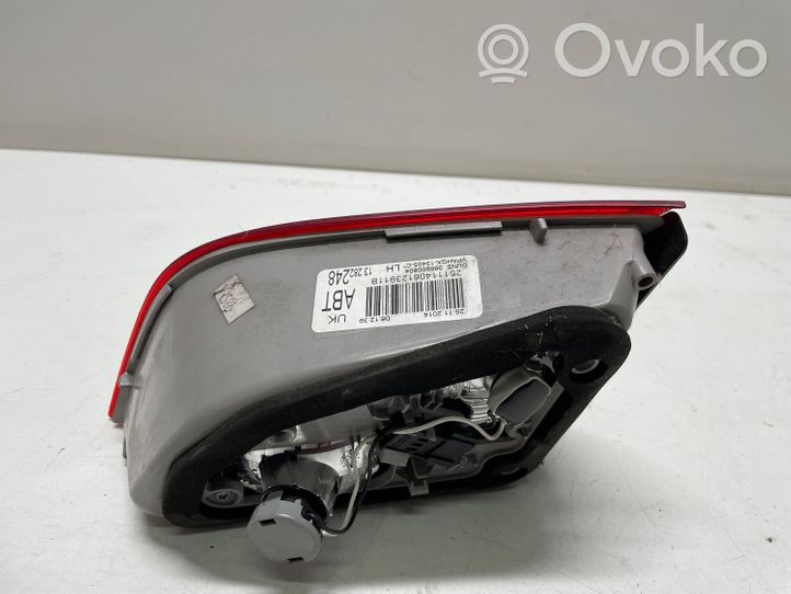 Opel Astra J Galinis žibintas dangtyje 13282248