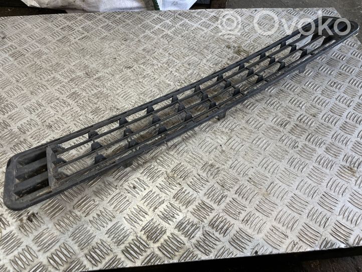 Mercedes-Benz C W204 Grille inférieure de pare-chocs avant A2048850023