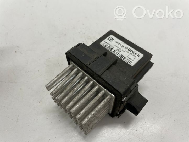 Opel Astra J Relais de commande ventilateur chauffage 13503201