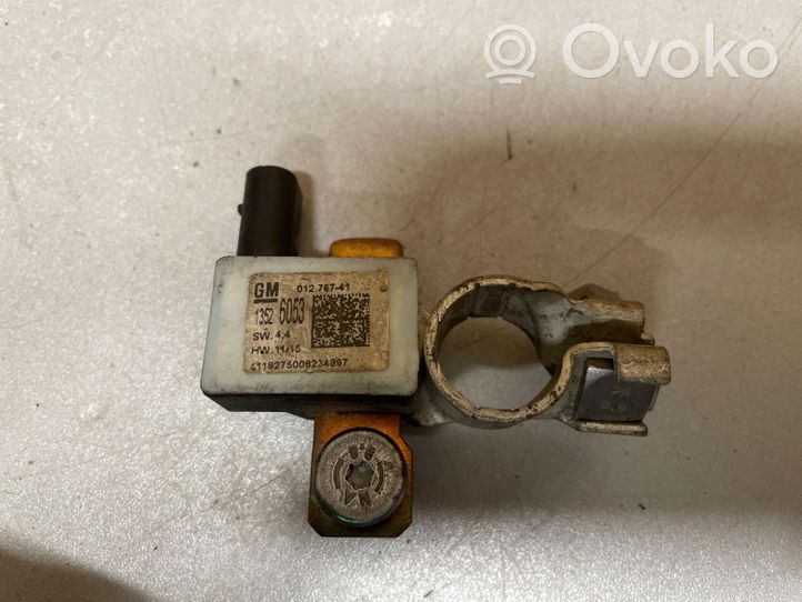 Opel Insignia B Minus / Klema / Przewód akumulatora 13526053