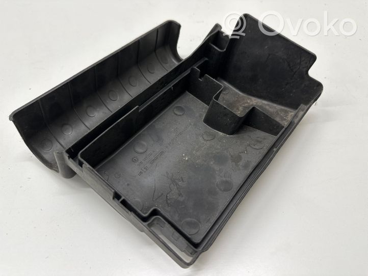 Volkswagen Jetta VI Fuse box cover 5C0937132A