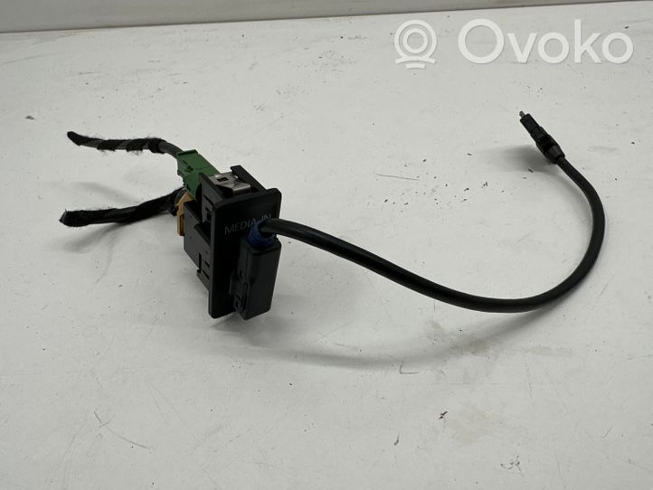 Volkswagen Golf VII Enchufe conector entrada auxiliar 5Q0035736