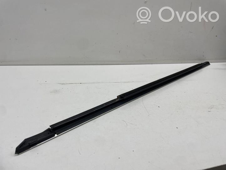 Mercedes-Benz C W205 Rivestimento modanatura del vetro della portiera anteriore A2057202024