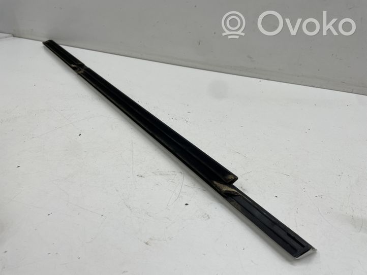 Mercedes-Benz C W205 Rivestimento modanatura del vetro della portiera posteriore A2057300424