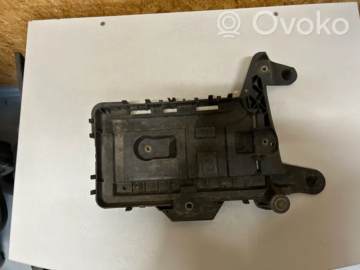 Volkswagen PASSAT CC Подошва крепления аккумулятора 1K0915333