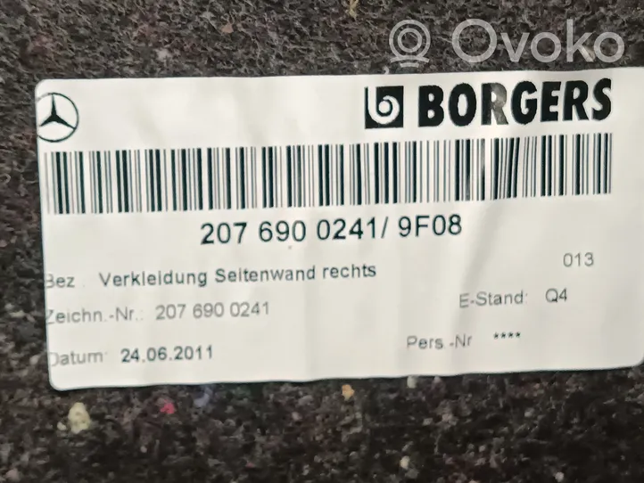 Mercedes-Benz E A207 Boczek / Tapicerka / bagażnika 2076900241