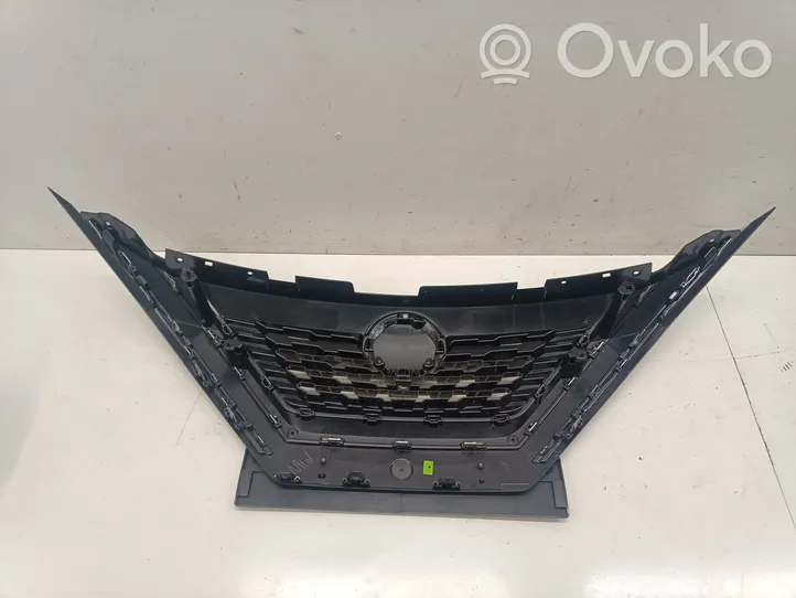 Nissan Qashqai J12 Maskownica / Grill / Atrapa górna chłodnicy 623106UM