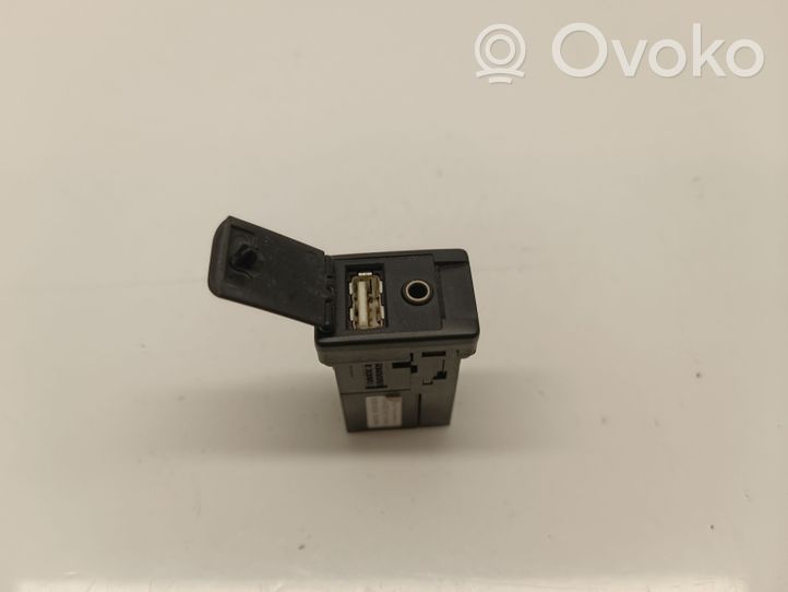 Toyota RAV 4 (XA40) USB jungtis 8619042040