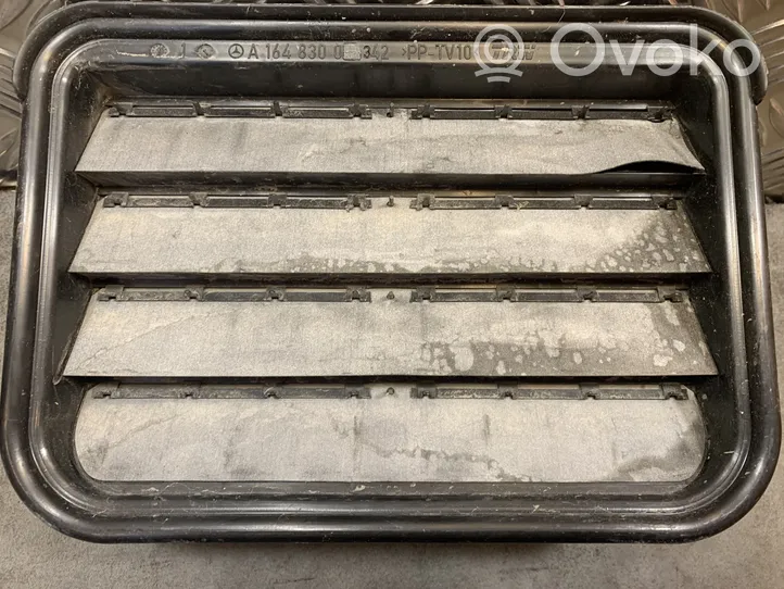 Mercedes-Benz ML W164 Évent de pression de quart de panneau A1648300342