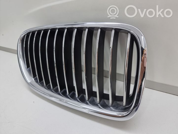 BMW 5 F10 F11 Grotelės viršutinės 7200728