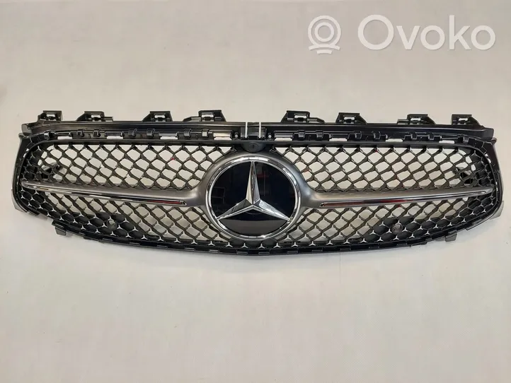 Mercedes-Benz CLA C118 X118 Grotelės priekinės A1188883800