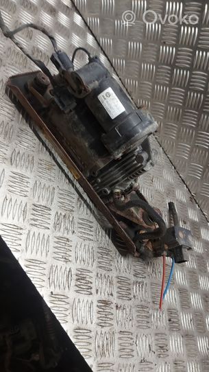 BMW 5 E60 E61 Ilmajousituksen kompressoripumppu 6769082