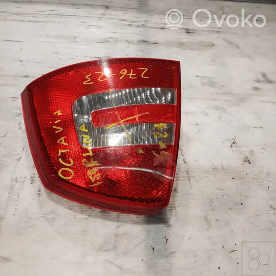 Skoda Octavia Mk2 (1Z) Lampa tylna 1Z5945112A